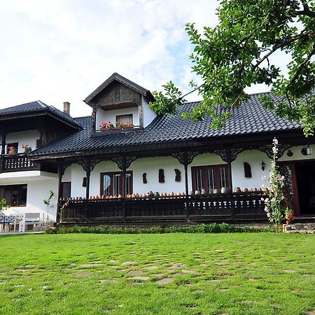 Bed & Breakfast Popamuseum Tarpesti Strada Muzeului Nr 28 Tîrpeşti Exteriör bild