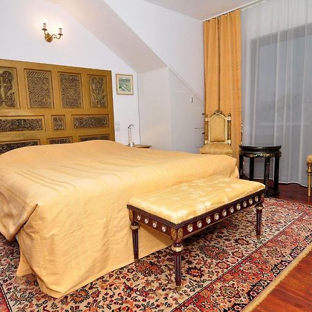 Bed & Breakfast Popamuseum Tarpesti Strada Muzeului Nr 28 Tîrpeşti Exteriör bild