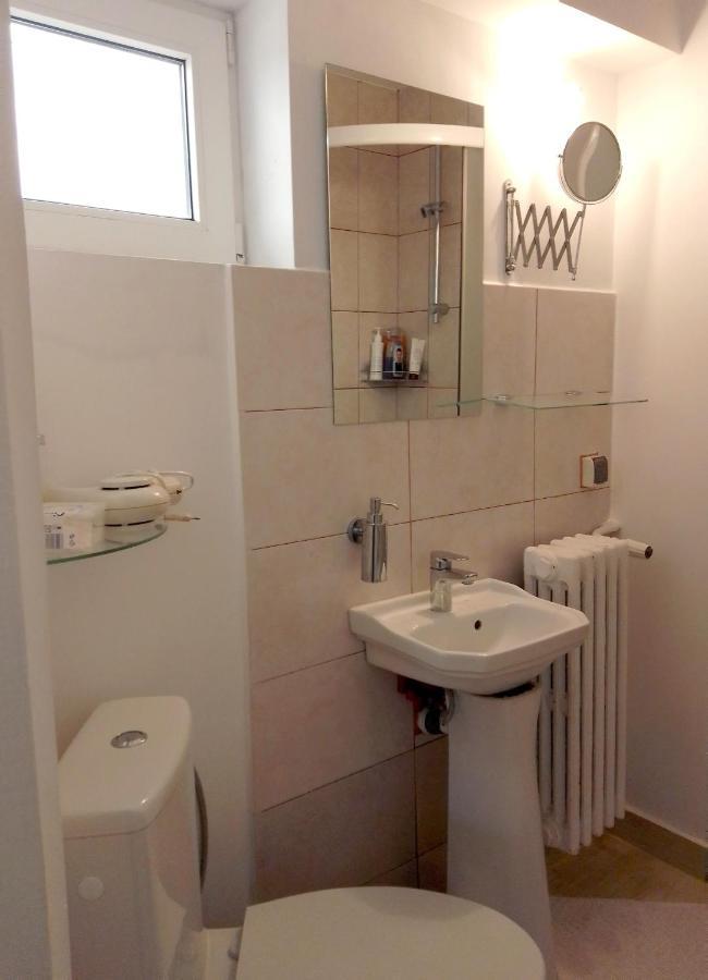 Bed & Breakfast Popamuseum Tarpesti Strada Muzeului Nr 28 Tîrpeşti Exteriör bild