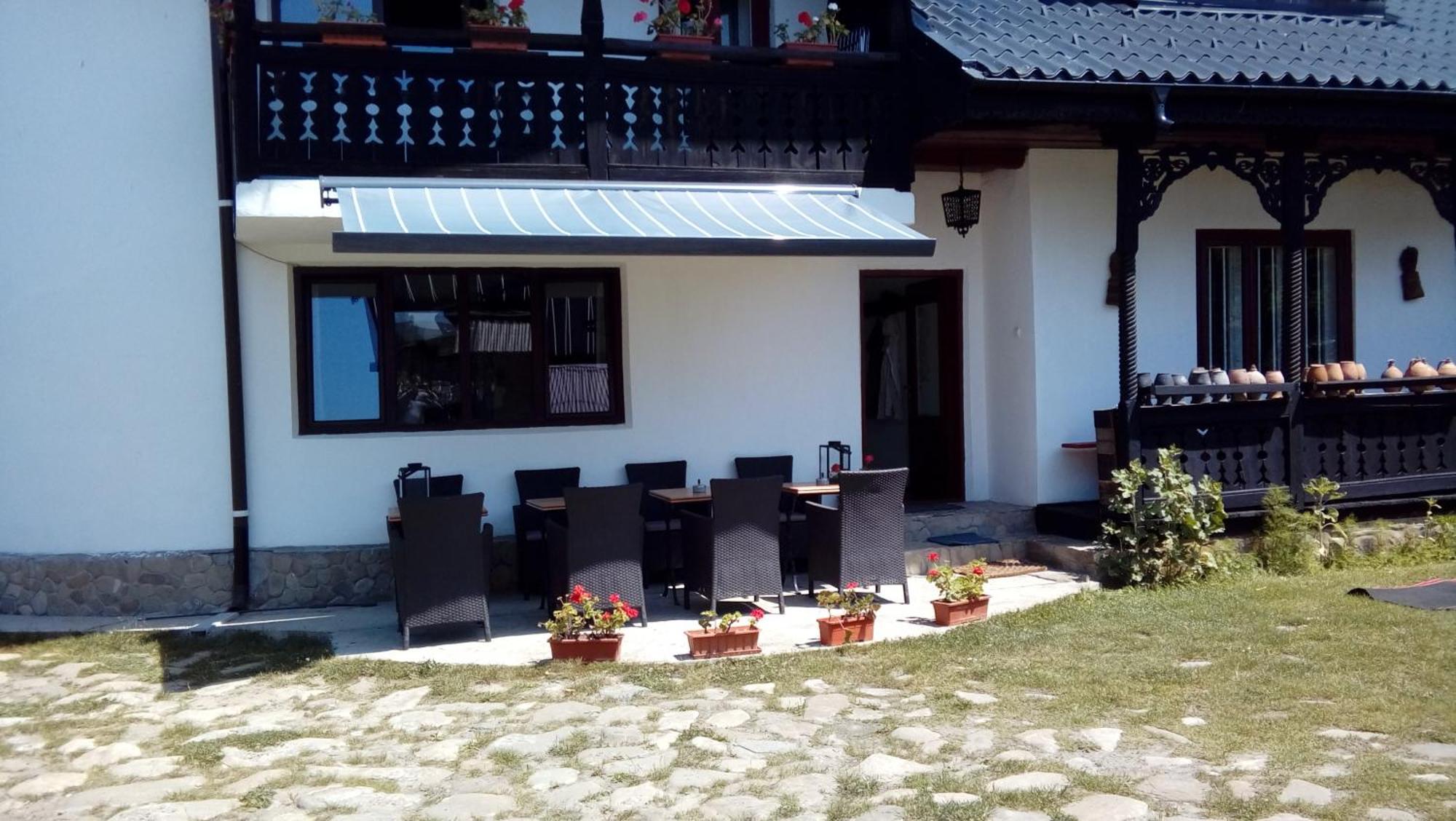 Bed & Breakfast Popamuseum Tarpesti Strada Muzeului Nr 28 Tîrpeşti Exteriör bild