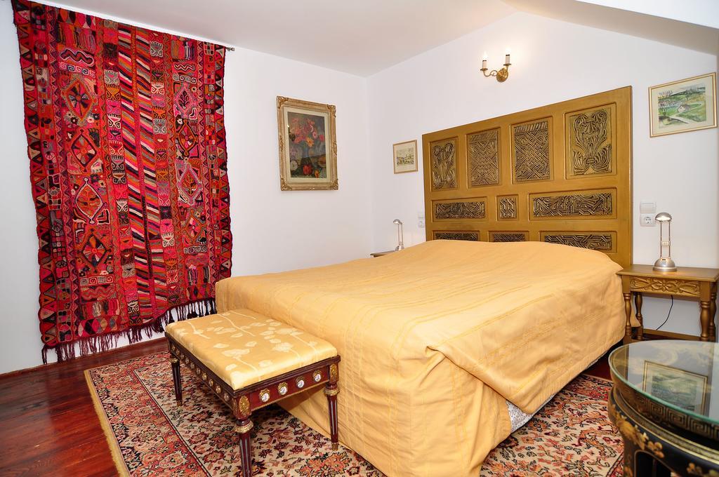 Bed & Breakfast Popamuseum Tarpesti Strada Muzeului Nr 28 Tîrpeşti Exteriör bild