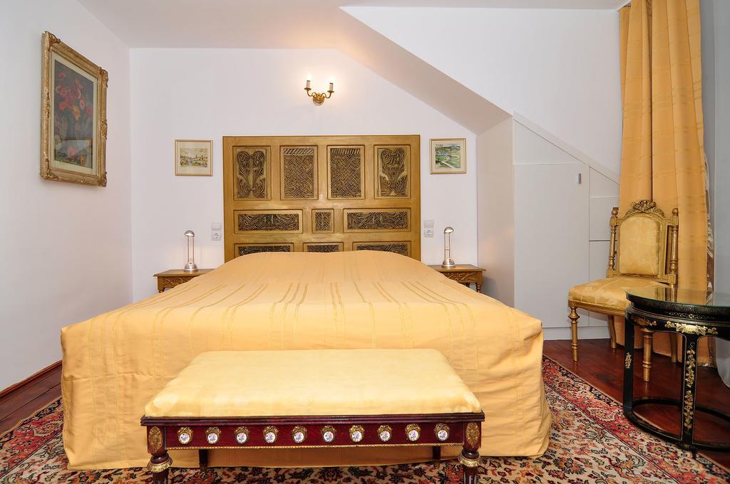 Bed & Breakfast Popamuseum Tarpesti Strada Muzeului Nr 28 Tîrpeşti Exteriör bild
