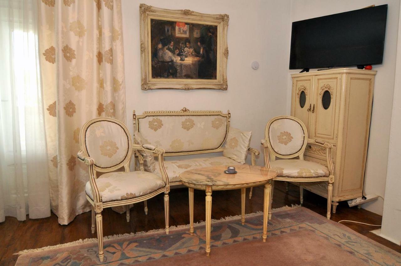 Bed & Breakfast Popamuseum Tarpesti Strada Muzeului Nr 28 Tîrpeşti Exteriör bild