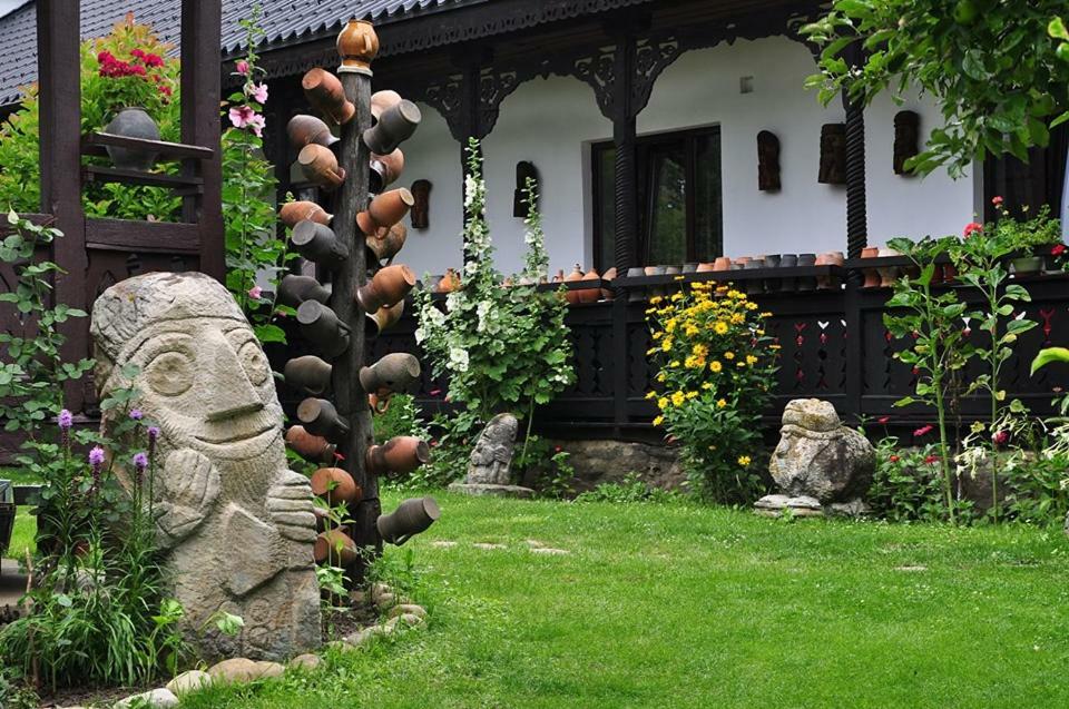Bed & Breakfast Popamuseum Tarpesti Strada Muzeului Nr 28 Tîrpeşti Exteriör bild
